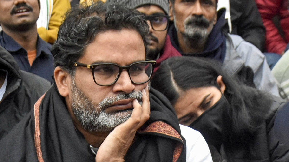 पटना में आमरण अनशन के दौरान प्रशांत किशोर (फोटो- पीटीआई)