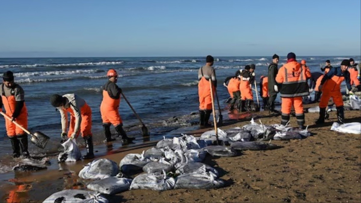 काले सागर में तेल रिसाव के बाद तट की सफाई करते कर्मचारी (Photo- Reuters)