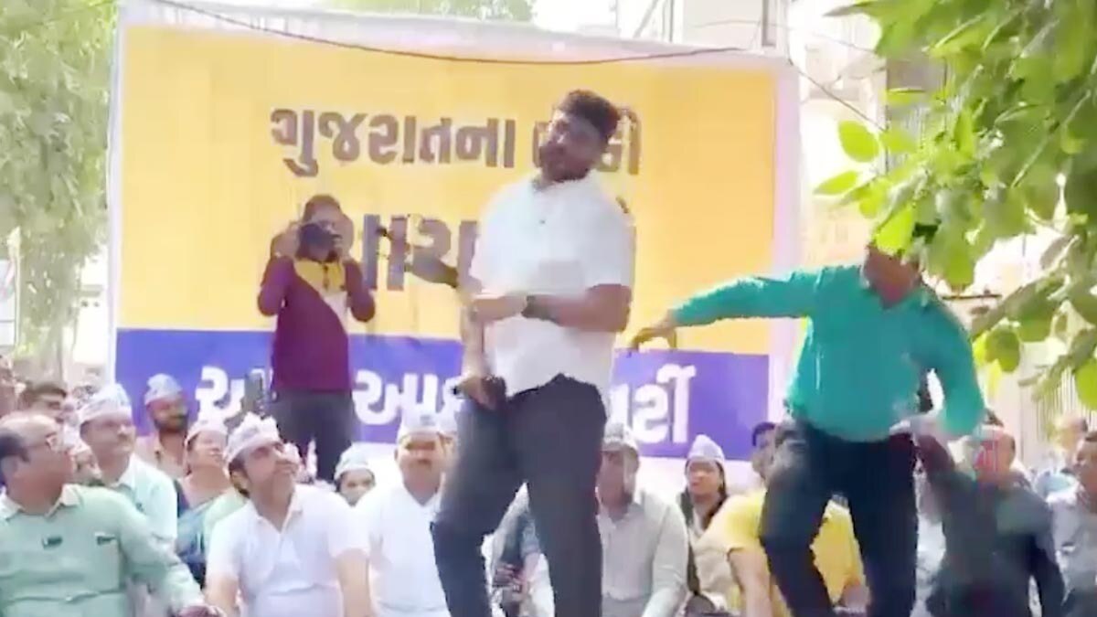 आप नेता गोपाल इटालिया ने खुद को बेल्ट से पीटा