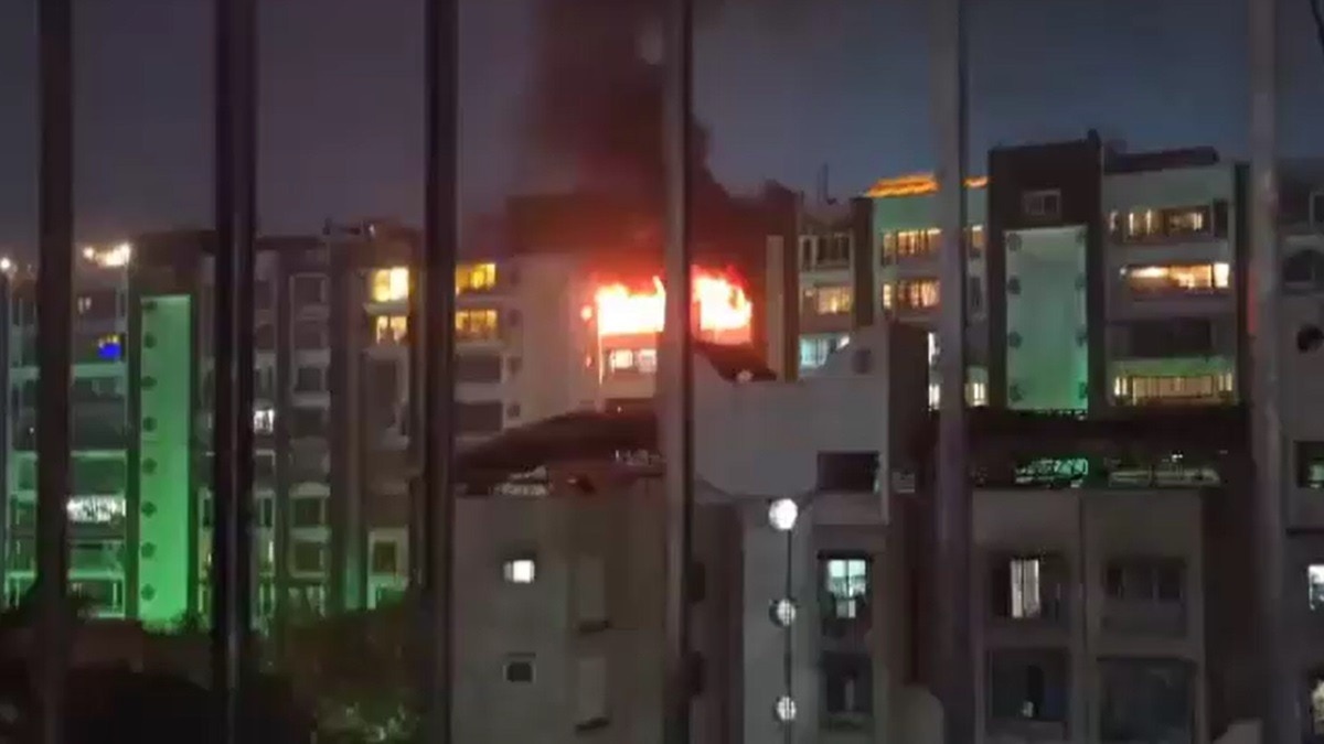 मुंबई में इमारत की 11वीं मंजिल पर लगी भीषण आग