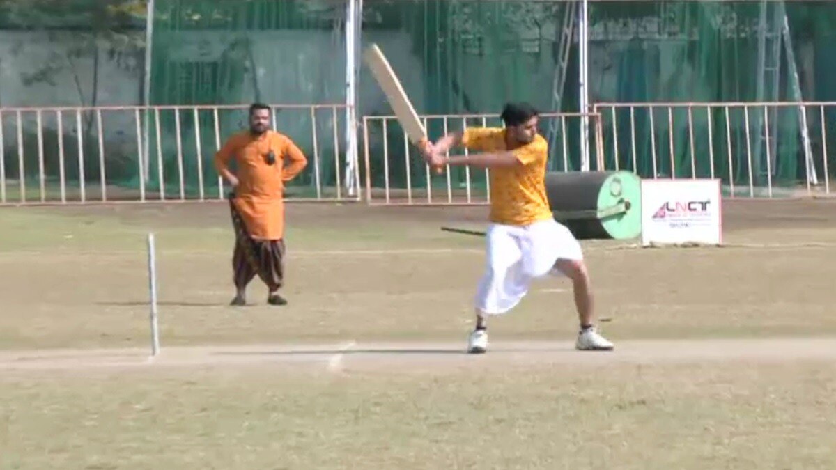 धोती-कुर्ता पहने पंडितों ने खेला क्रिकेट.