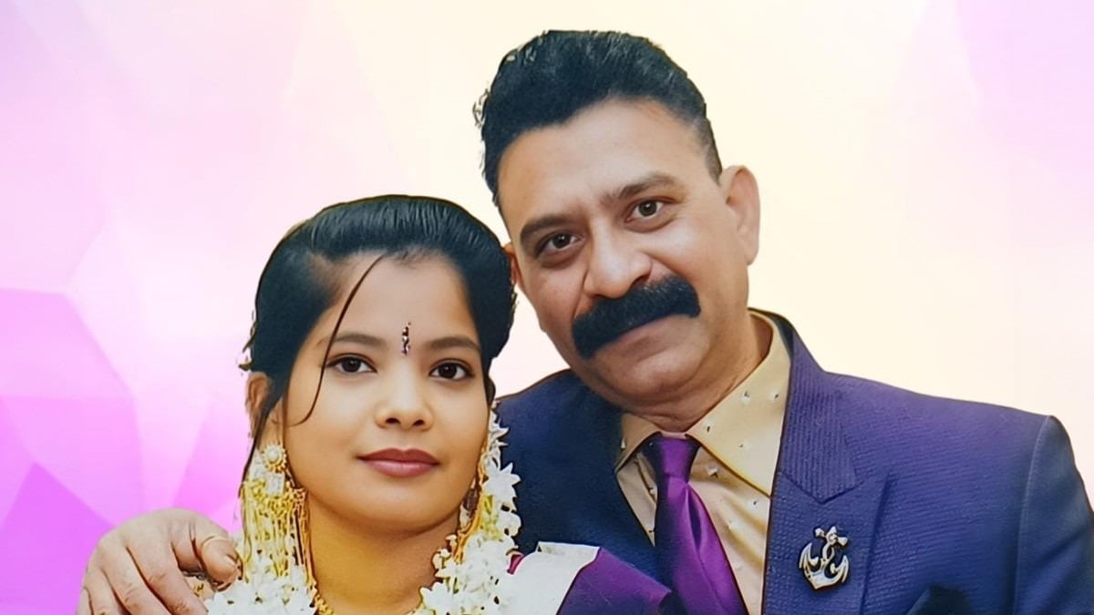 નાગપુરમાં 26મી વર્ષગાંઠે દંપતીએ આત્મહત્યા કરી, એક જ શબપેટીમાં બંનેને દાટવામાં આવ્યા 2 नागपुर: शादी की 26वीं सालगिरह पर पति-पत्नी ने पहना शादी का जोड़ा, फिर की खुदकुशी - husband wife suicide on wedding anniversary in nagpur lclar - AajTak