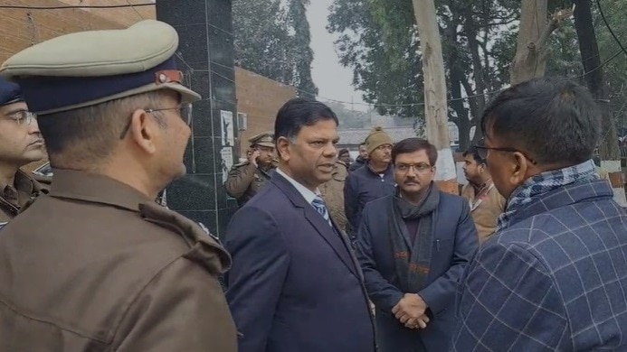 लखनऊ के आरटीओ ऑफिस में डीएम का छापा