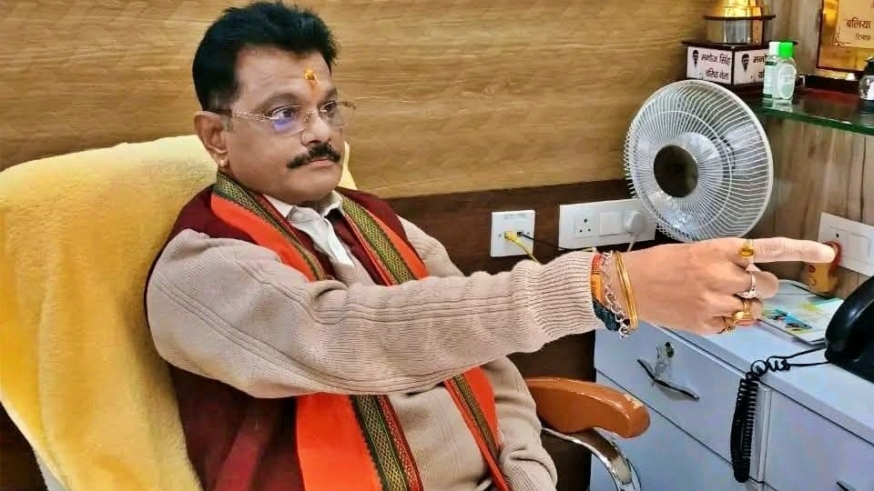 लखनऊ में वाई श्रेणी सुरक्षा प्राप्त मनोज सिंह पर लगे आरोप 