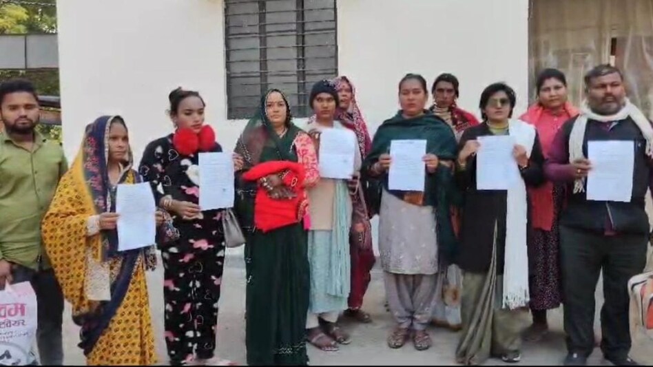 एसपी ऑफिस पहुंचकर की मामले की शिकायत. (Photo: Aajtak)