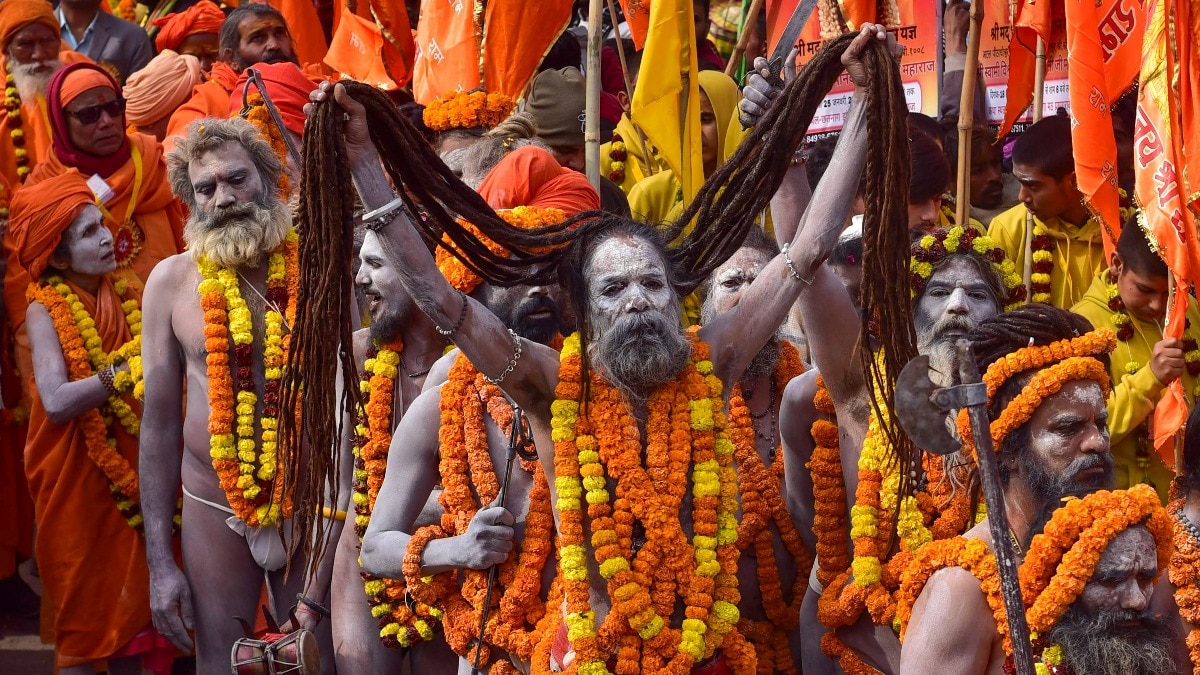 प्रयागराज महाकुंभ 2025 में श्रीपंचायती अटल अखाड़ा के नागा साधुओं ने किया छावनी प्रवेश