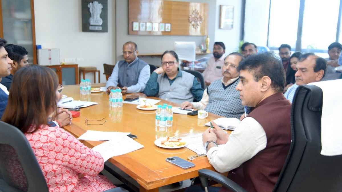 एक बैठक के दौरान गुजरात के शिक्षा मंत्री प्रफुल्ल पानशेरिया की तस्वीर