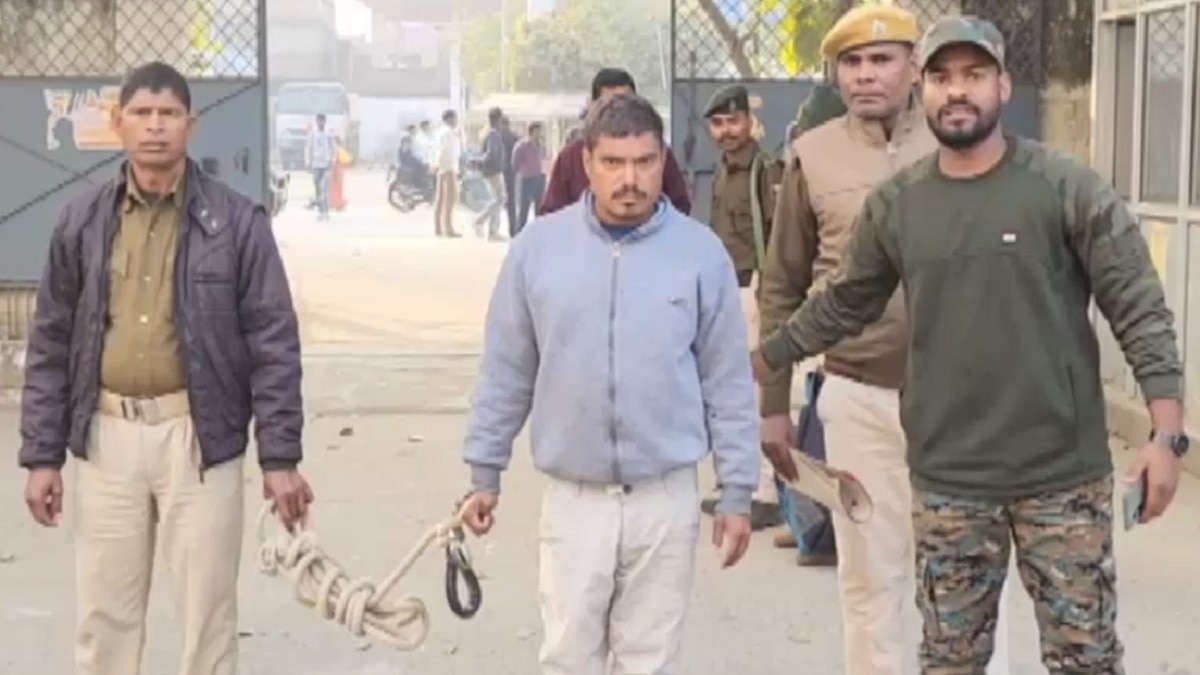 पुलिस की गिरफ्त में आरोपी