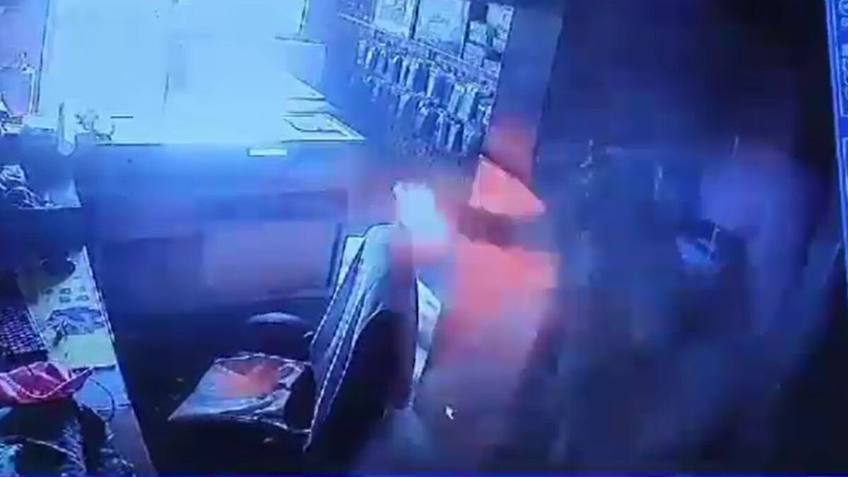 चार्जिंग के दौरान फटी मोबाइल की बैटरी. (Screengrab)