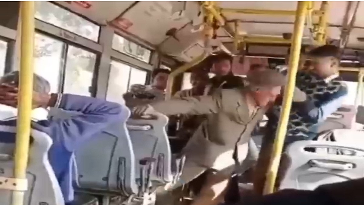 कंडक्टर ने रिटायर्ड IAS अधिकारी को लात घूंसे से पीटा