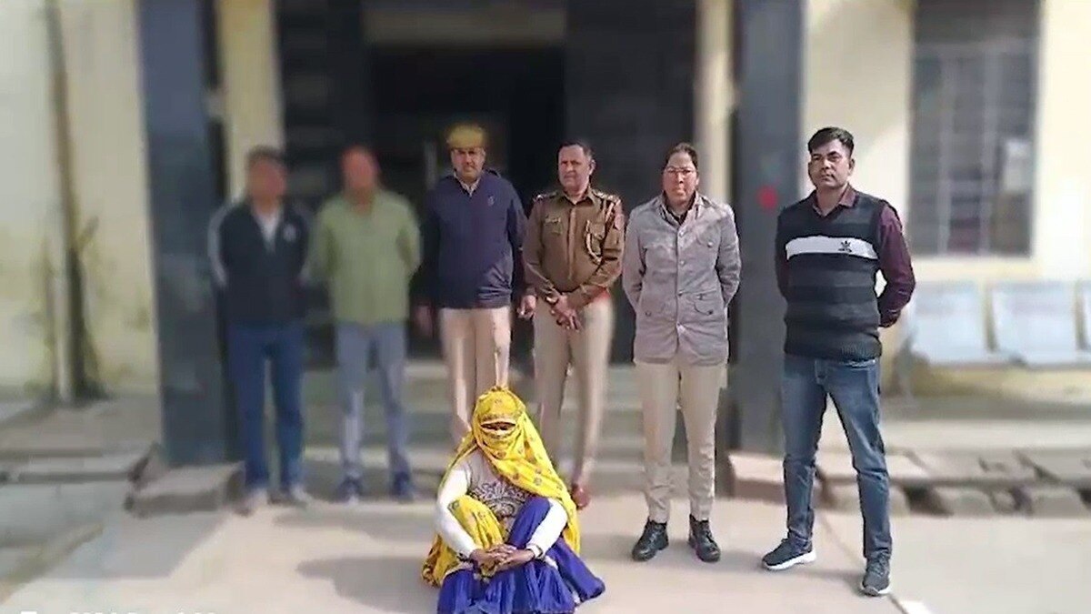 पुलिस की गिरफ्त में आरोपी महिला 