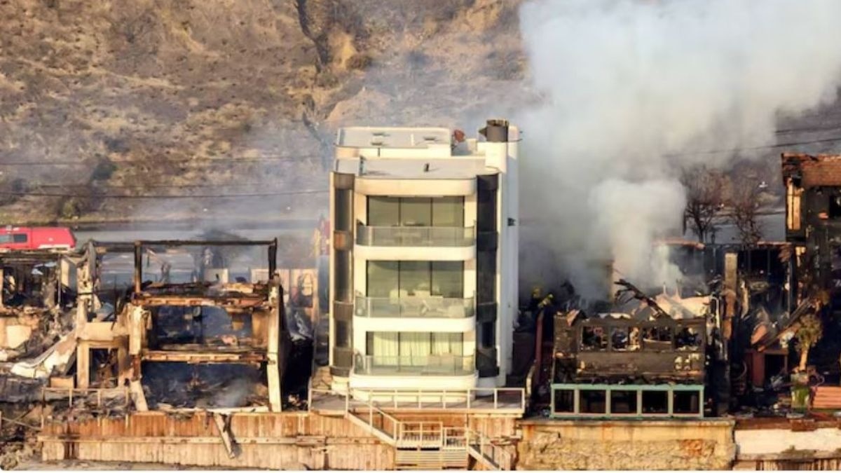  कैलिफोर्निया की आग में भी बचा यह बंगला( Image Credit-AFP)