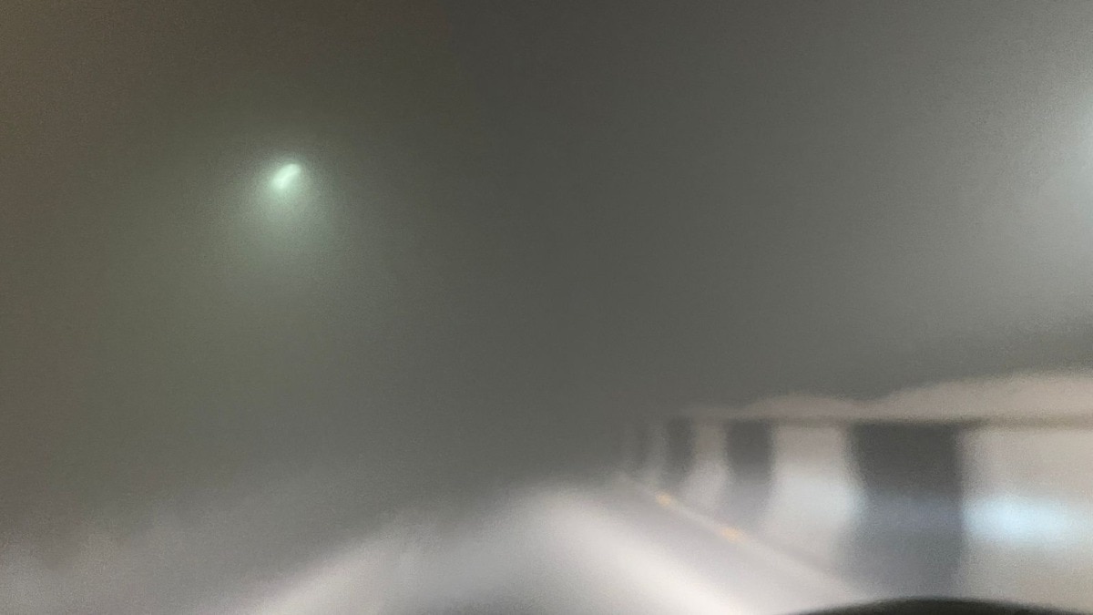 दिल्ली के डीएनडी फ्लाईओवर पर भीषण कोहरा, जिसमें सड़कें दिखना तक बंद हो गई हैं.