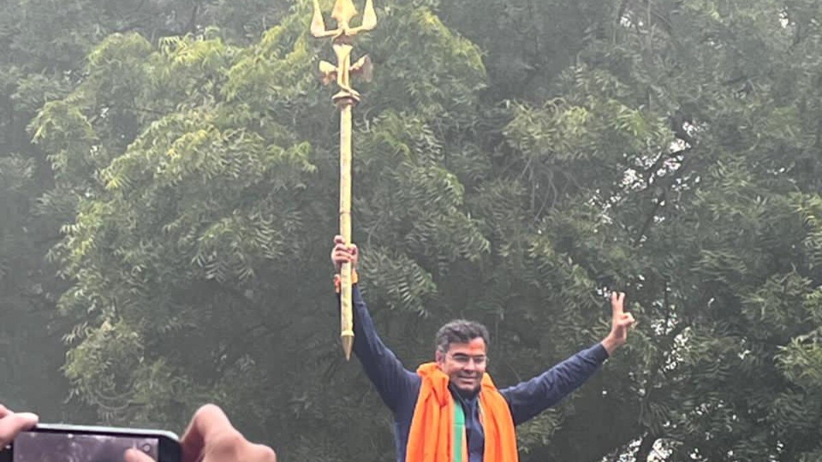 प्रवेश वर्मा ने लाव लश्कर के साथ यात्रा निकालते हुए नामांकन दाखिल किया.