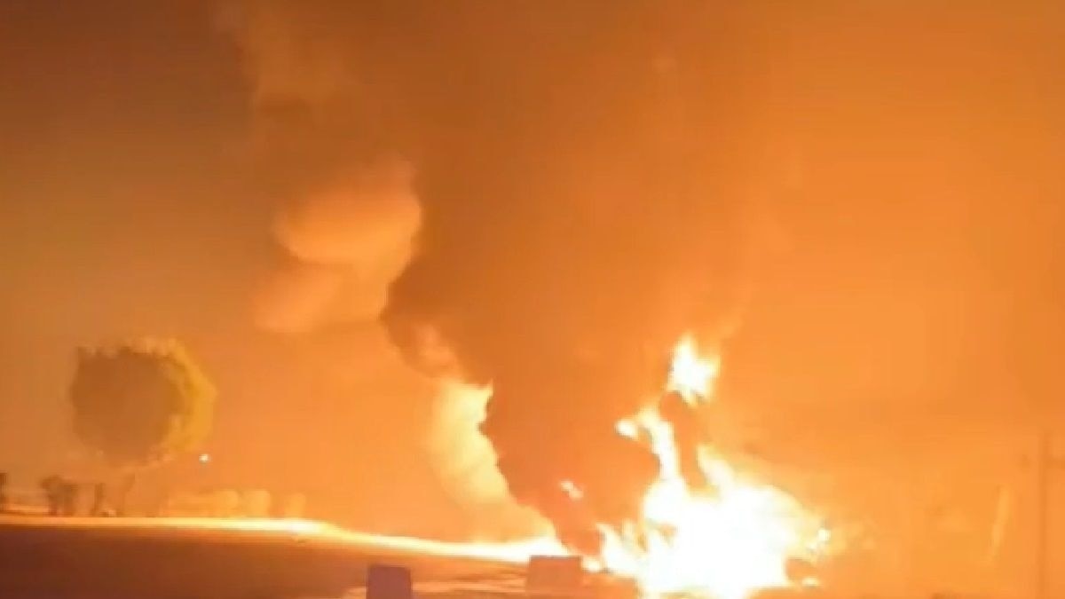 केमिकल टैंकर में ब्लास्ट के बाद लगी आग. (Screengrab)