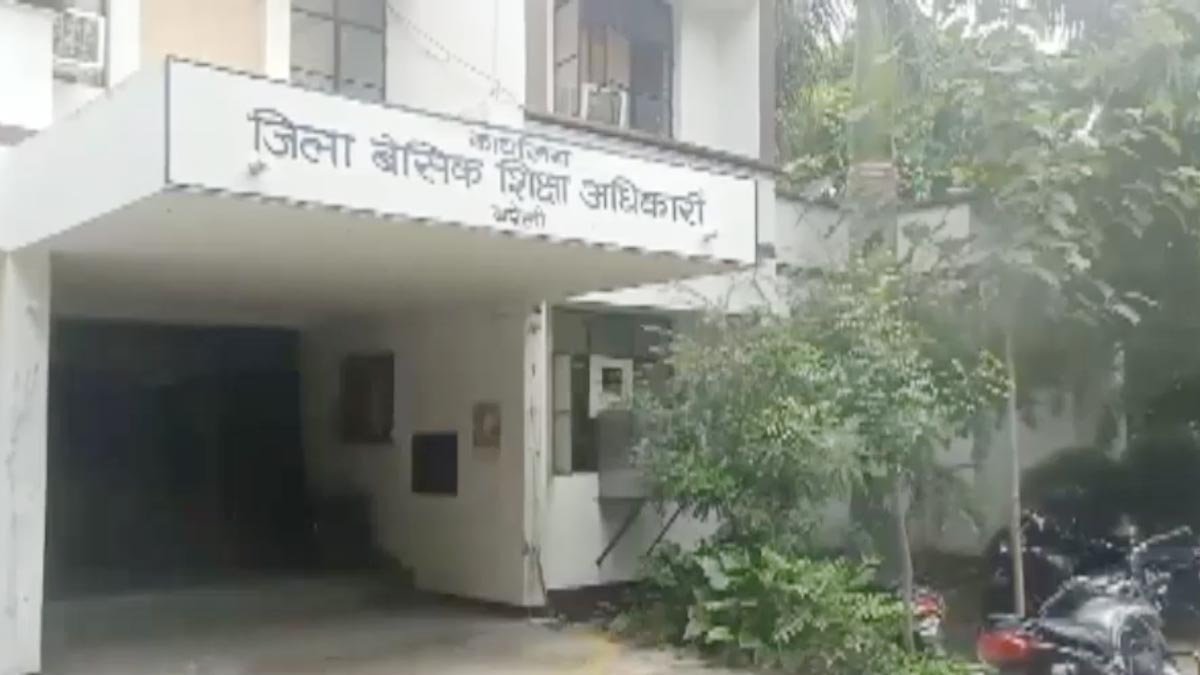 पाकिस्तानी महिला सरकारी स्कूल में कर रही थी नौकरी