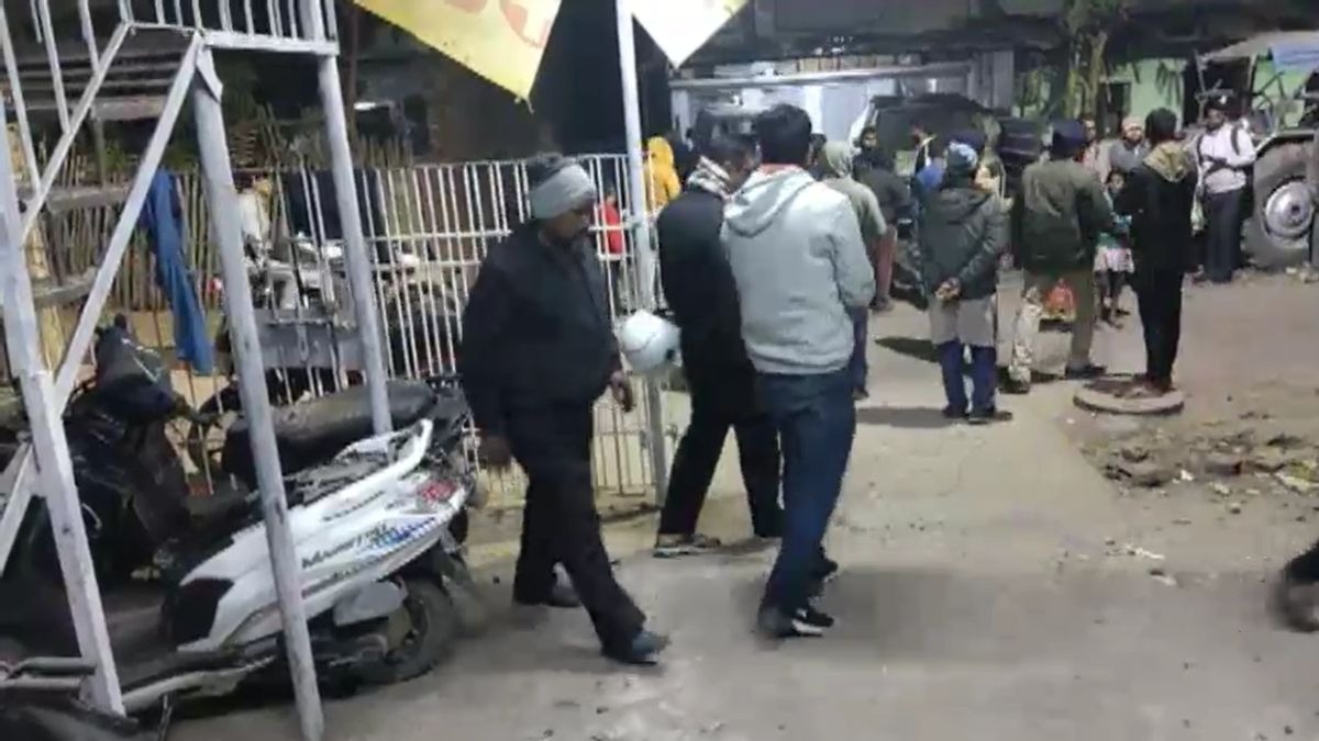 घटना के बाद मौके पल लगी लोगों की भीड़. (Photo: Aajtak)