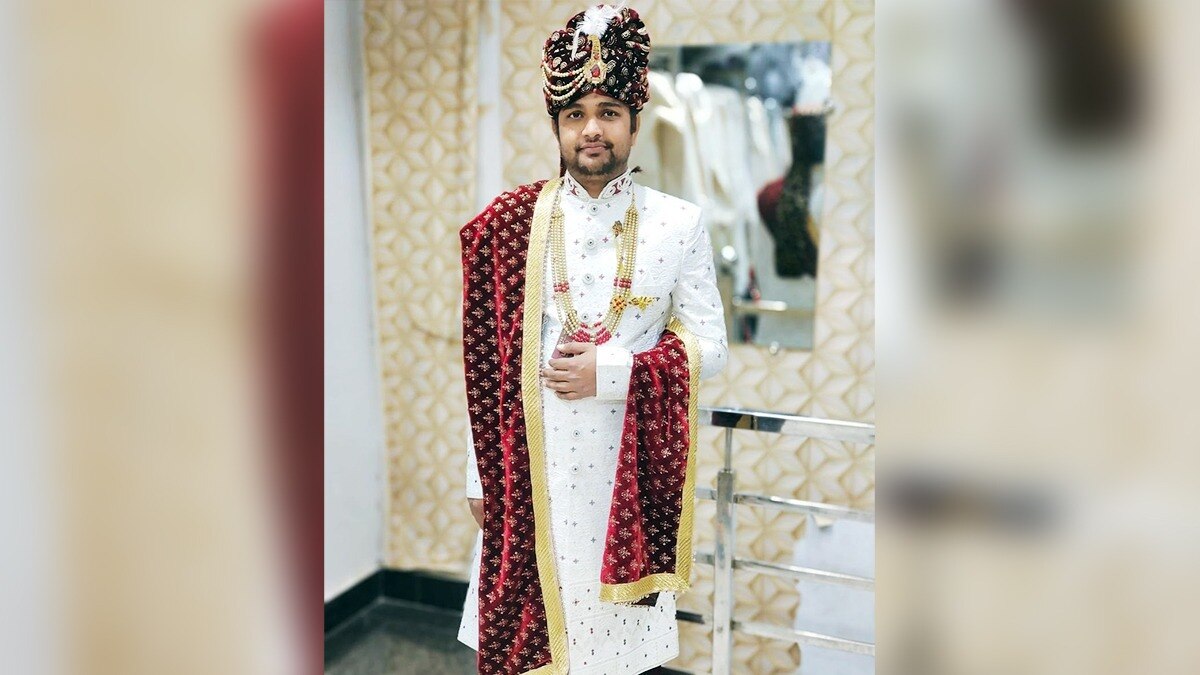 कार में जिंदा जला युवक