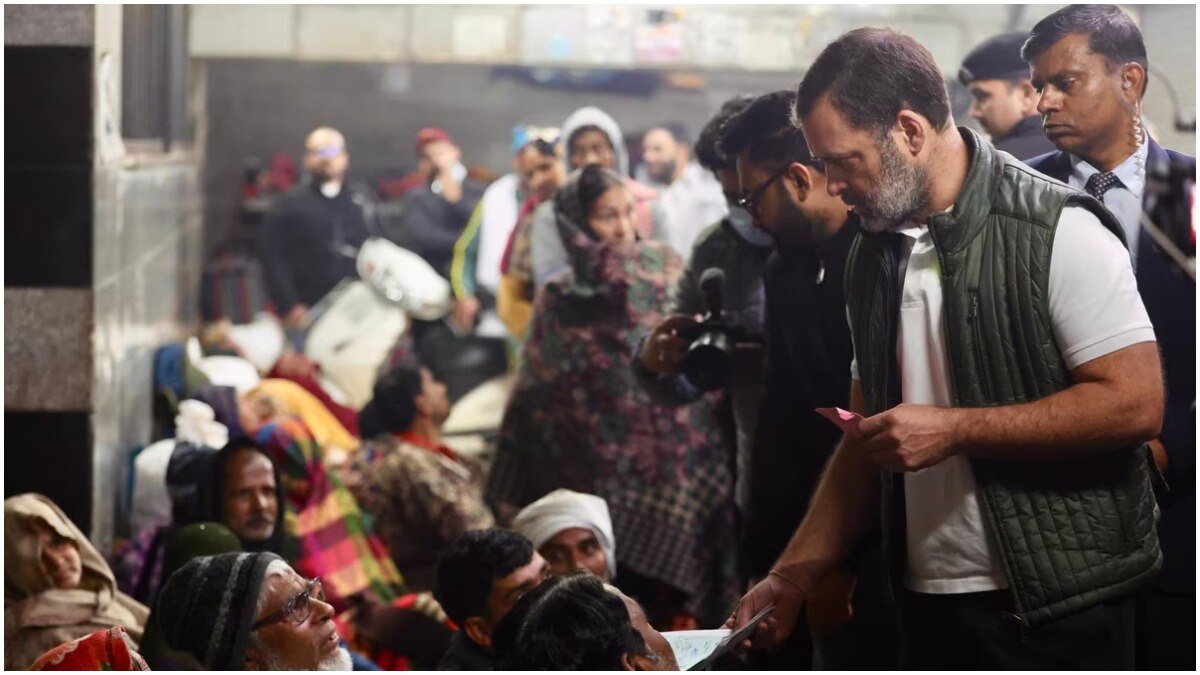 दिल्ली एम्स के बाहर इलाज के लिए अपनी बारी का इंतजार करते मरीजों के बीच कांग्रेस नेता राहुल गांधी. (PTI Photo)