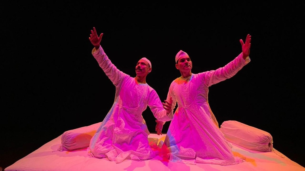 नई दिल्ली के एलटीजी ऑडिटोरियम में शनिवार को मंच पर पेश की गई दास्तान-ए-राजकपूर