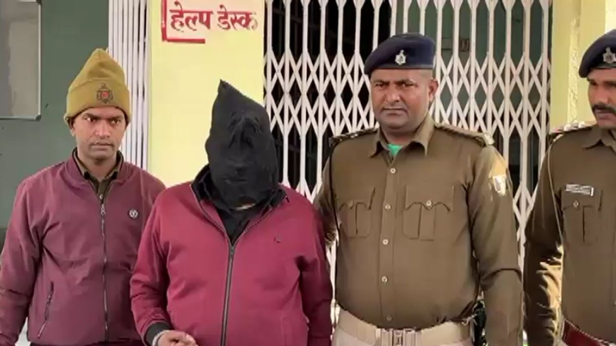 पुलिस की गिरफ्त में आरोपी. (Photo: Aajtak)