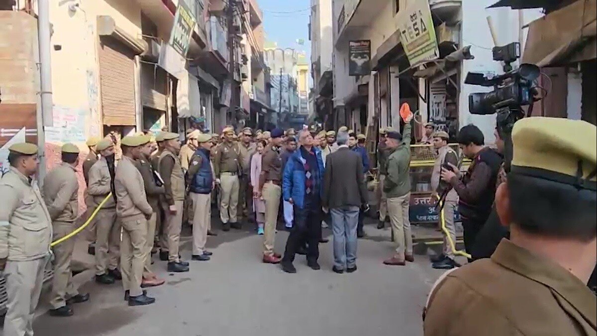 संभल में प्राचीन कूप की खुदाई शुरू