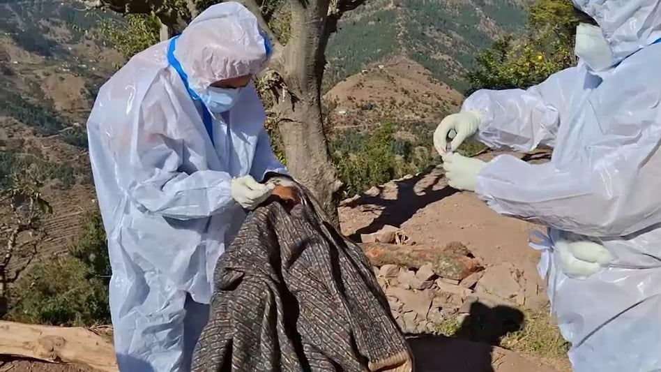 रहस्यमयी बीमारी से 17 मौतों के बाद 'कंटेनमेंट जोन' घोषित हुआ जम्मू का ये गांव - Unexplained deaths Rajouri village declared containment zone ntc - AajTak