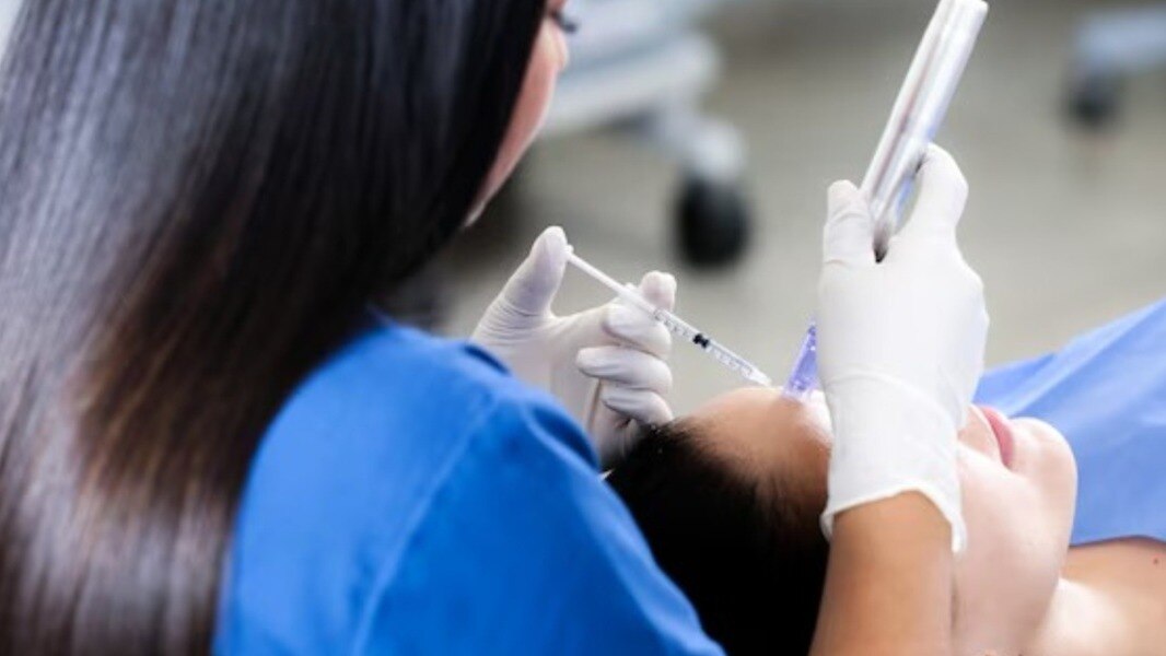 Treatments For Flawless Look: जवां दिखने के लिए ये ट्रीटमेंट्स लेते हैं सेलेब्स, स्किन हो जाती है फ्लॉलेस