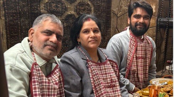 माता-पिता को 5 स्टार होटल में डिनर कराते आर्यन (फोटो - X/@desiastronomer)