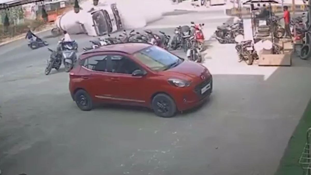 हादसे में छात्राओं की मौत. (Screengrab)