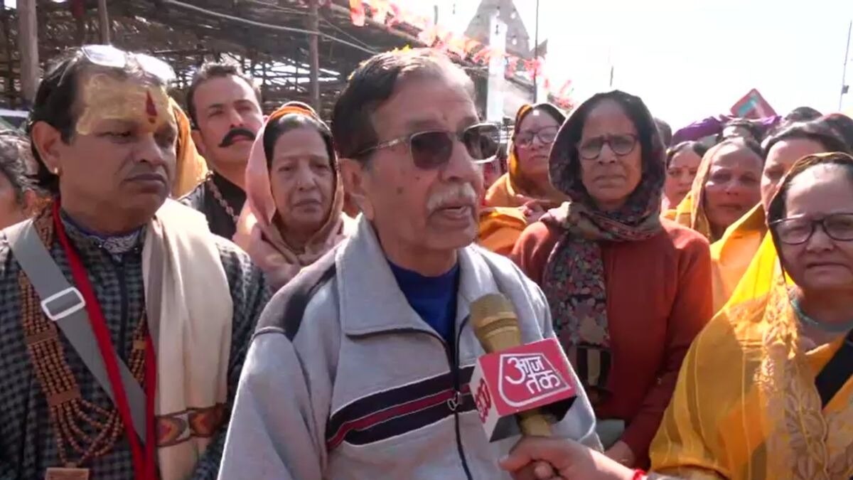 शिविर में पहुंचे कैप्टन विक्रम बत्रा के पिता. (Photo: Aajtak)