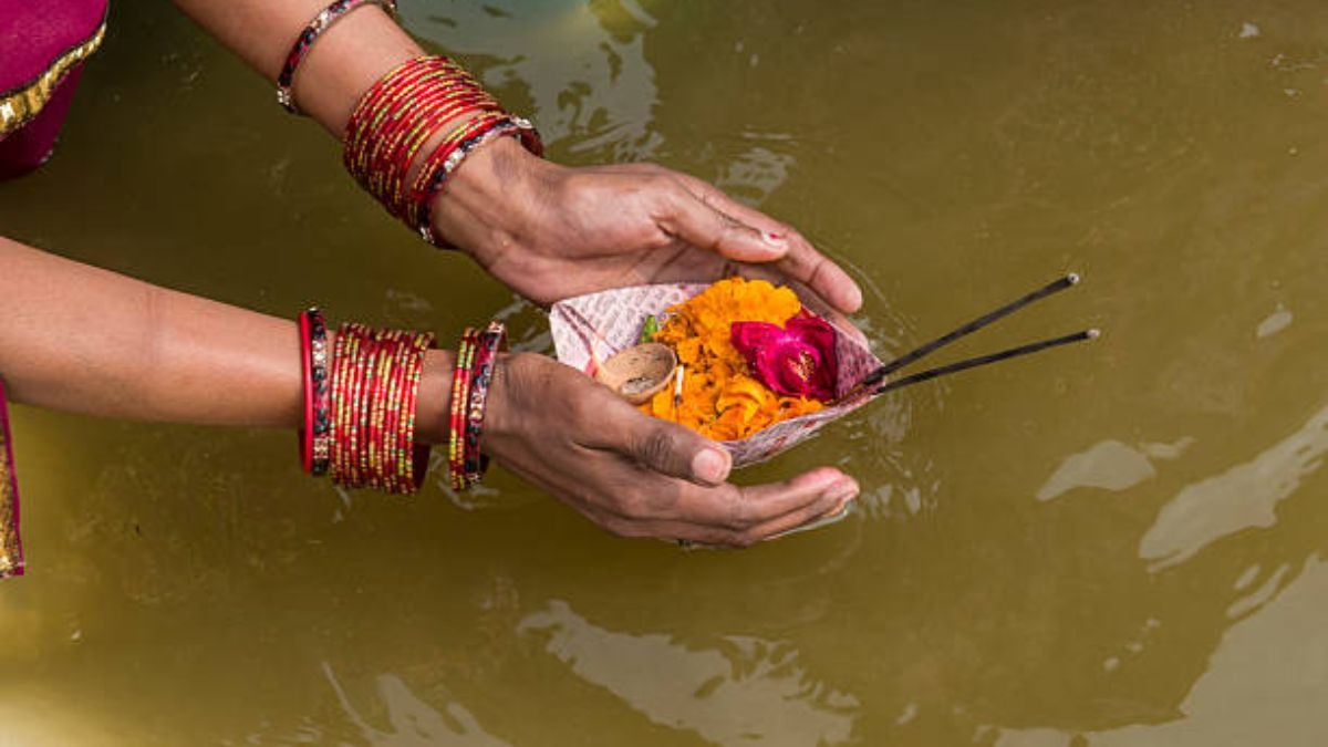 मौनी अमावस्या के दिन नदियों में स्नान और दान धर्म आदि के कार्य करने से पापों का प्रायश्चित हो जाता है.