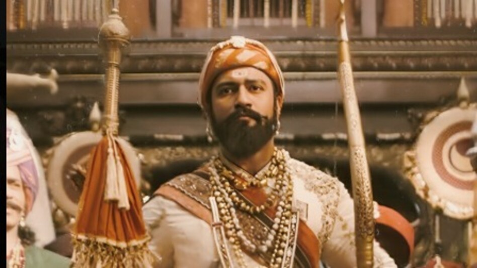 राज ठाकरे से मिले 'छावा' के डायरेक्टर, हटाया डांस सीन, बोले- संभाजी महाराज से बड़ा कुछ नहीं - Chhaava Director Laxman Utekar agreed to delete scenes where vicky kaushal as Sambhaji ...