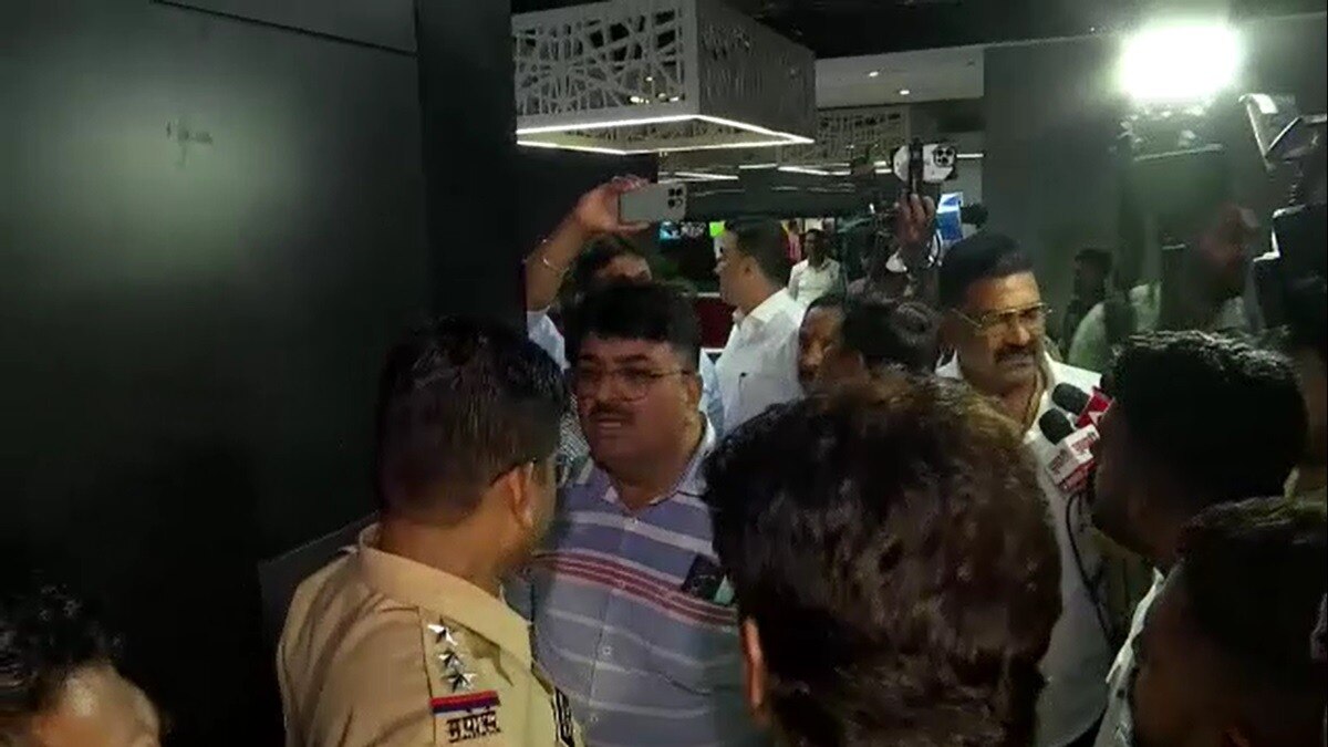 MNS कार्यकर्ताओं ने किया हॉटस्टार की ऑफिस का घेराव