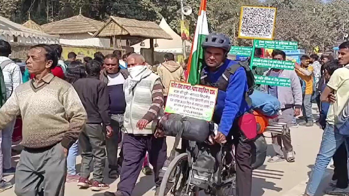 कुंभ पहुंचे साइकिल राइडर अभिषेक यादव, शहीद सैनिकों के परिवारों के लिए चला रहे मुहिम
