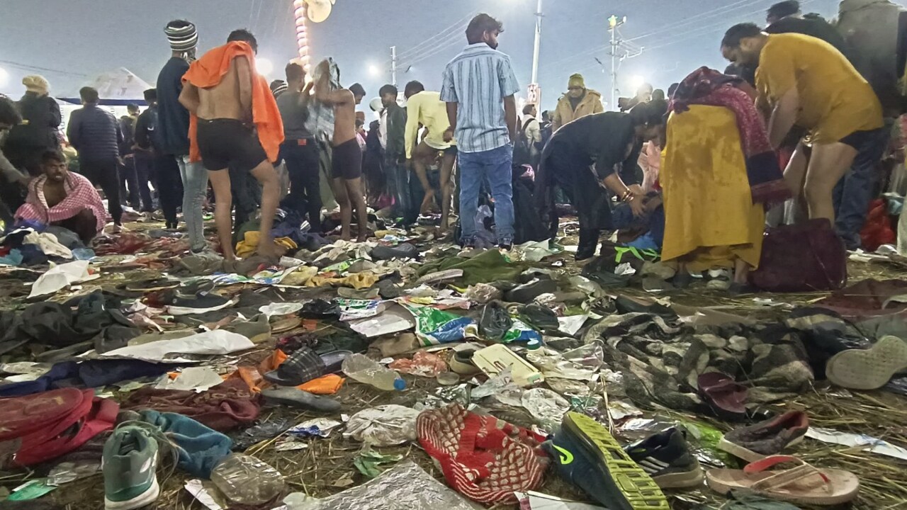 थोड़ी देर में संगम में अखाड़ों का अमृत स्नान, तीनों शंकराचार्य 11 बजे स्नान करेंगे - Due to increasing crowd at Sangam Nose stampede occurred many injured ntc - AajTak