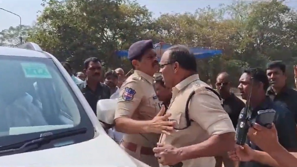 ACP को शांत करने की कोशिश करते साथी पुलिस अधिकारी.