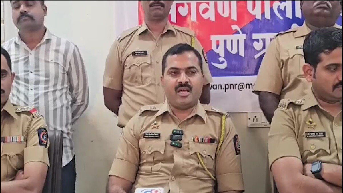 घटना के संबंध में जानकारी देते पुलिस अधिकारी