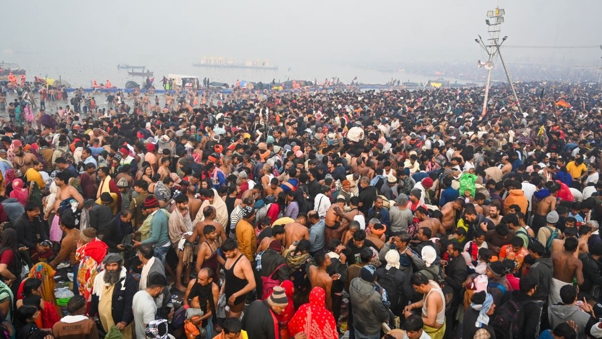 हवाई सफर कर भारी तादाद में प्रयागराज पहुंच रहे श्रद्धालु