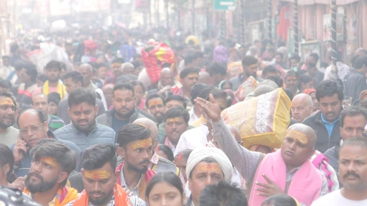 काशी विश्वनाथ धाम पर उमड़ी भक्कों को भीड़ 