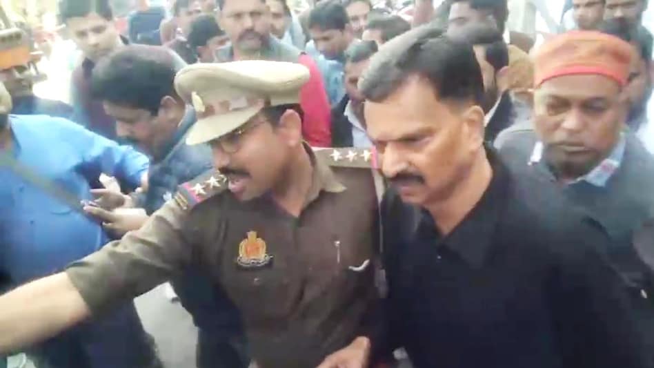 पुलिस ने प्रेस कांफ्रेंस के दौरान ही राकेश राठौर को हिरासत में लिया.