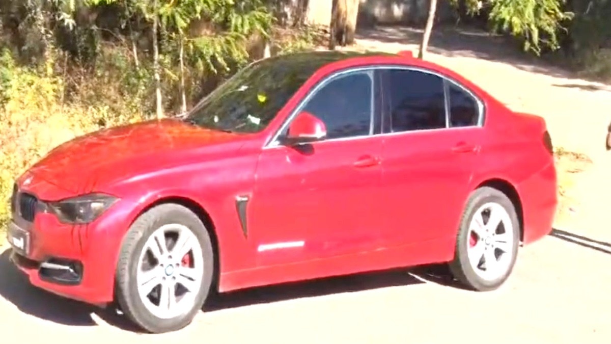 ठगों से बरामद BMW कार. 