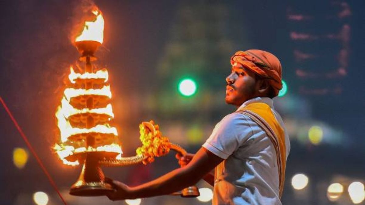 પ્રયાગરાજ પછી વારાણસીમાં ભીડનો જામ, ગંગા આરતી પર પ્રતિબંધથી મુસાફરો મુશ્કેલીમાં 3 प्रयागराज के बाद वाराणसी में बढ़ी भीड़, गंगा आरती पर लगाई गई रोक, यात्री परेशान - Ganga Aarti in Varanasi stopped till Feb 5 due to Kumbh surge lclk - AajTak