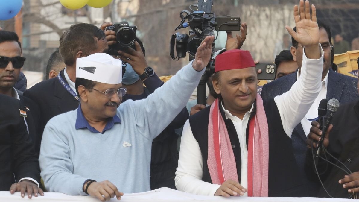 अखिलेश यादव के साथ अरविंद केजरीवाल दिल्ली में एक रोड शो करते हुए