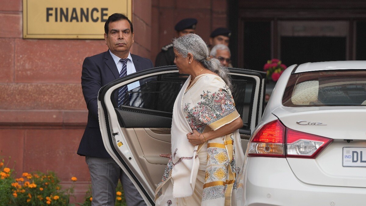 वित्त मंत्री ​निर्मला सीतारमण ने बजट वाले दिन पद्मश्री दुलारी देवी द्वारा भेंट दी गई साड़ी पहनी.