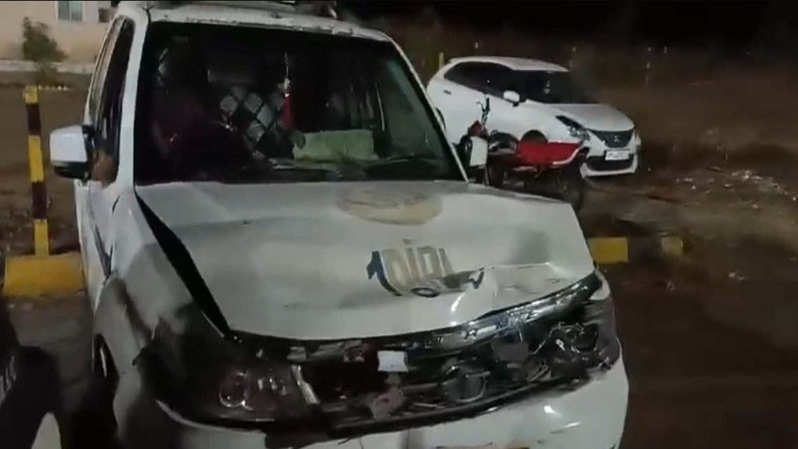 वीडी शर्मा के काफिले में शामिल वाहन को टक्कर मारकर भागा ट्रक