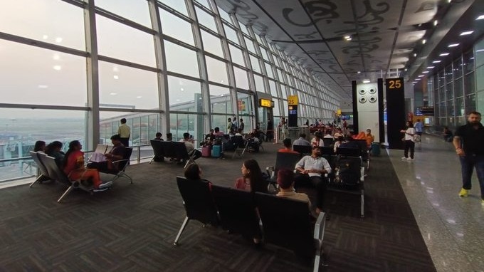 कोलकाता एयरपोर्ट पर विमान सेवा प्रभावित