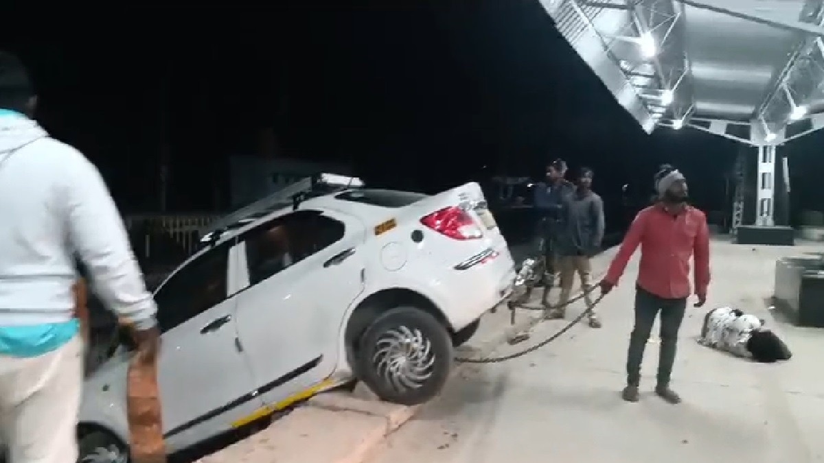 स्टेशन पर चढ़ाई कार और फिर उतार दी ट्रैक पर, ड्राइवर का हाल देख लोगों ने पकड़ा माथा 