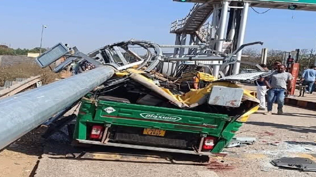 ऑटो पर गिर गया हाई मास्ट लाइट टावर