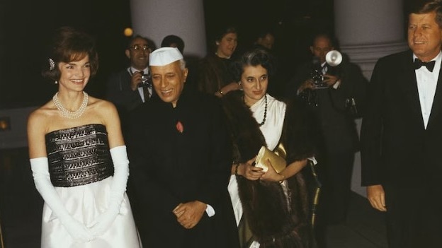 अमेरिकी राष्ट्रपति जॉन एफ कैनेडी और प्रथम महिला जैकलीन कैनेडी प्रधानमंत्री जवाहरलाल नेहरू और उनकी बेटी इंदिरा गांधी (सोर्सः जॉन एफ कैनेडी प्रेसिडेंशियल लाइब्रेरी एंड म्यूजियम)